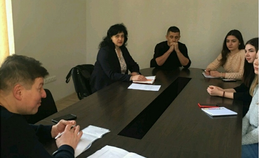 У приміщенні Тернопільської міської ради Дейнека Юрій Петрович розповідає про структуру управління